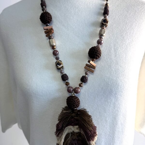 colgante reina marron